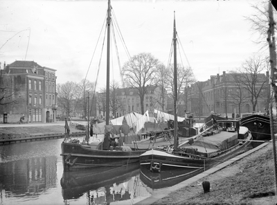 400147 Afbeelding van enkele schepen in de Stadsbuitengracht te Utrecht, met links op de achtergrond de Weerdsingel ...